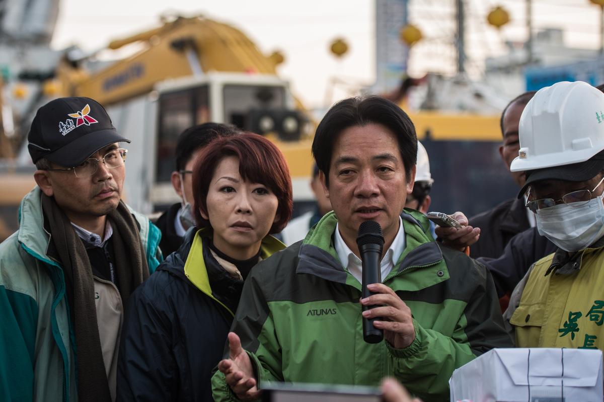 Tainan's mayor William Lai (2nd R) briefs the press on the current status of the search and rescue operation in a building which collapsed in the 6.4 magnitude earthquake, in the southern Taiwanese city of Tainan early on February 9, 2016. (ANTHONY WALLACE/AFP/Getty Images)