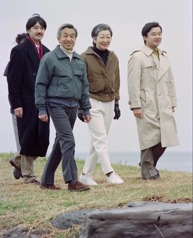 The Japanese Imperial family, (L-R) Prince Akishino, Emperor Akihito, Empress Michiko and Crown Prince Naruhito walk on the beach at Hayama on Jan. 16, 1993. (Yoshikazu Tsuno/AFP/Getty Images)