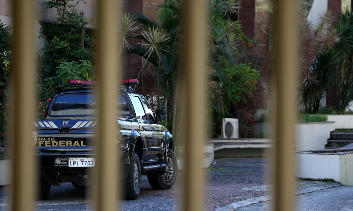 A Federal Police car is seen next to the headquarter of the Brazilian Olympic Committee in Rio de Janeiro, Brazil on Sept. 5, 2017. (REUTERS/Sergio Moraes)