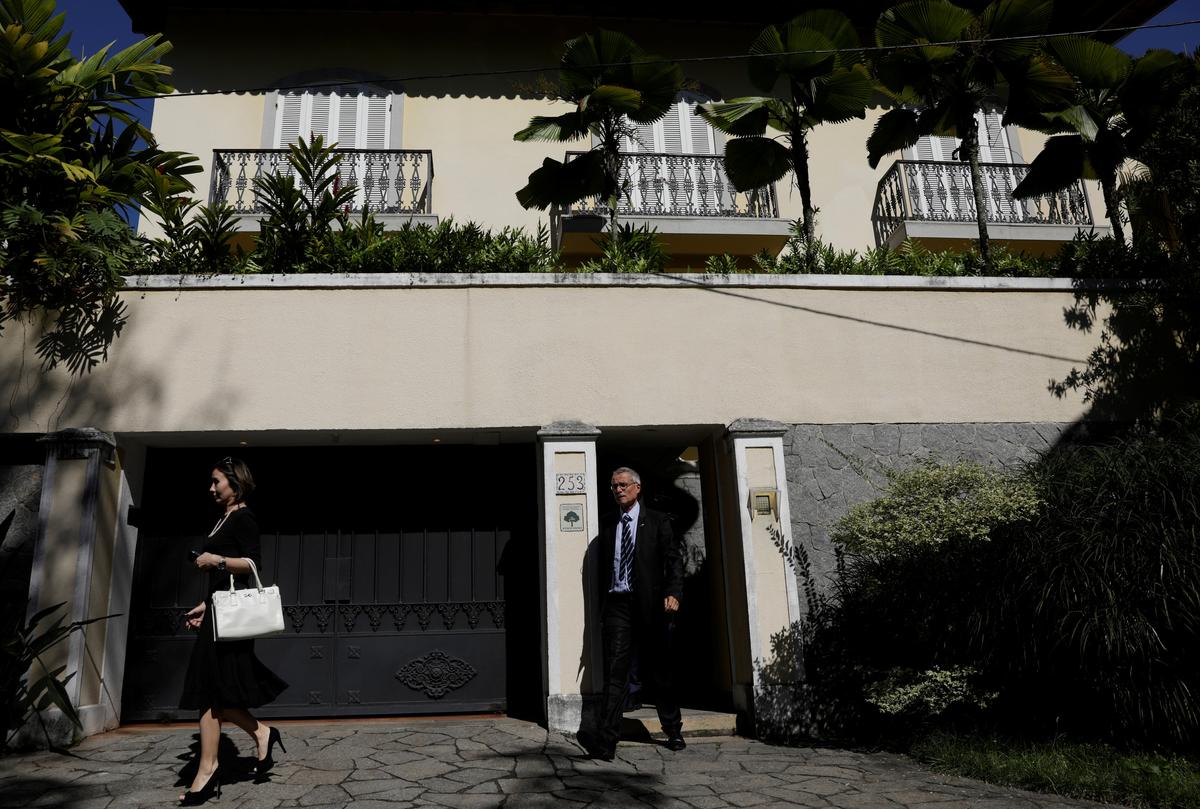 French judge Renaud van Ruymbeke (C) leaves the house of Brazilian Olympic Committee (COB) President Carlos Arthur Nuzman during an search operation in Rio de Janeiro, Brazil on Sept. 5, 2017. (REUTERS/Ricardo Moraes)
