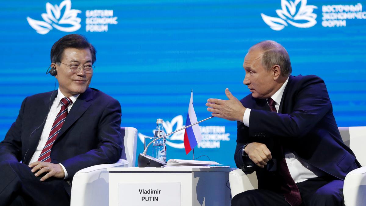 Russian President Vladimir Putin and his South Korean counterpart Moon Jae-in attend a session of the Eastern Economic Forum in Vladivostok, Russia on Sept. 7, 2017. (REUTERS/Sergei Karpukhin)