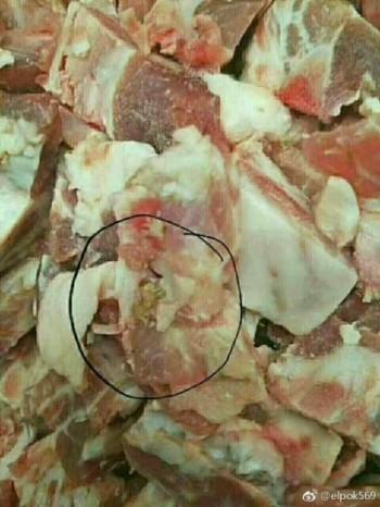 Pork delivered to school cafeteria was found swarming with worms. (via Wechat)