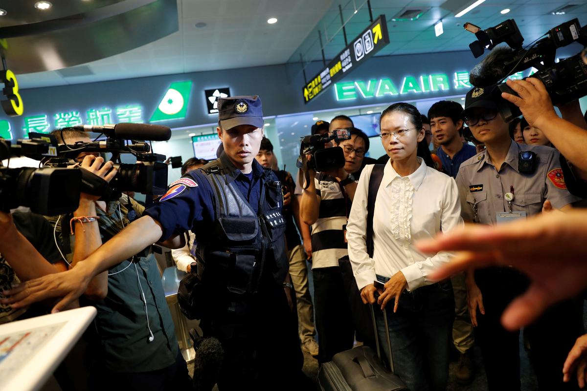 Lee Ching-yu, wife of Taiwan human rights advocate Lee Ming-che, also known as Li Ming-Che, who has been detained in China, departs for her husband's trial from the airport in Taipei, Taiwan on Sept. 10, 2017. (REUTERS/Tyrone Siu)