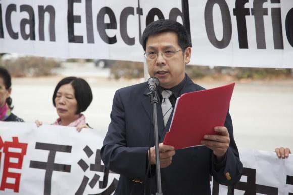 Activities coordinator Alan Huang speaks in front of the Chinese Consulate in San Francisco during a rally to protest the Chinese regime's interference in California's legislature, on Sept. 8, 2017 (Lear Zhou/The Epoch Times)