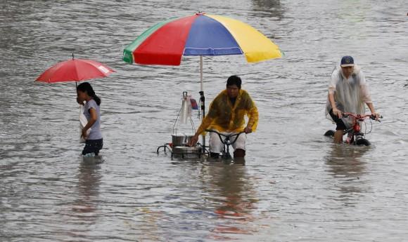 Residents make their way through floodwaters in Las Pinas, Metro Manila as a storm sweeps across the main Luzon island, Philippines, September 12, 2017. (Reuters/Erik De Castro)