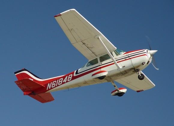 Cessna 172 single engine aircraft after becoming airborne March 30, 2002, at Catalina Island airport, California. (P. Alejandro Díaz/Intersofia/Public Domain)