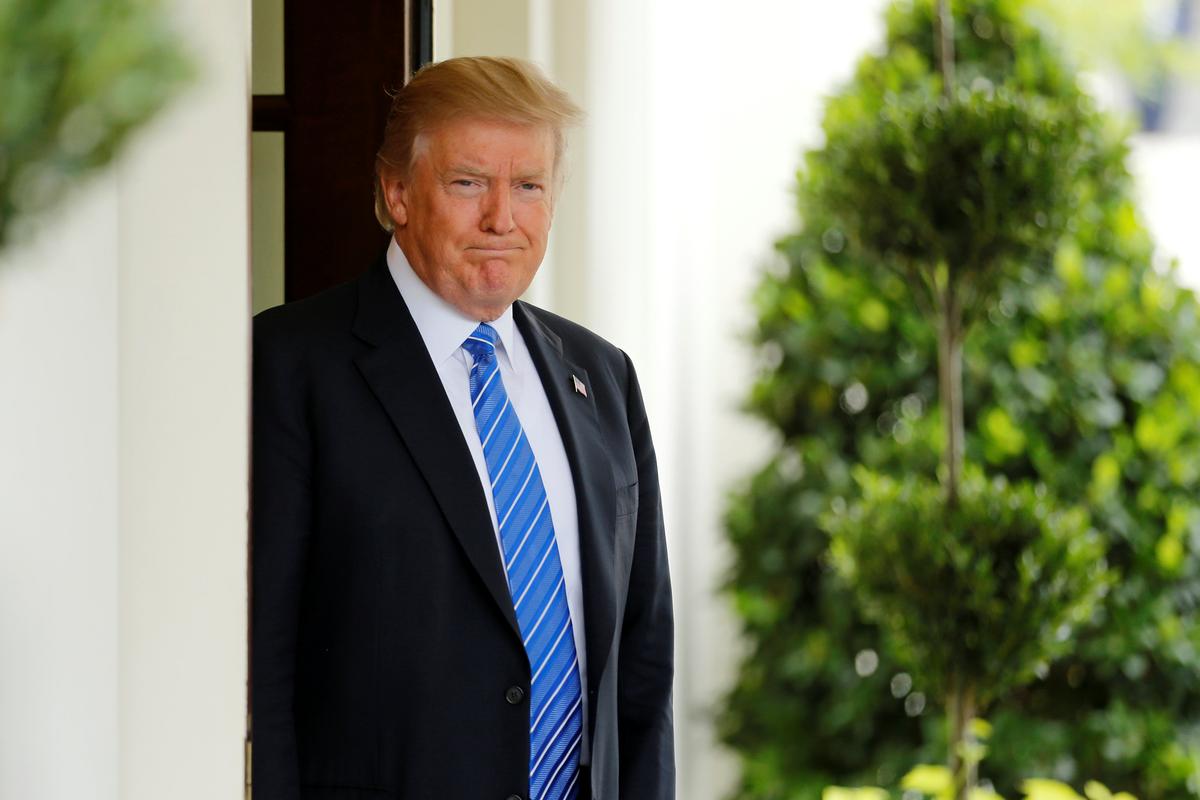 U.S. President Donald Trump waits to greet Malaysia's Prime Minister Najib Razak at the White House in Washington on Sept. 12, 2017. (REUTERS/Jonathan Ernst)