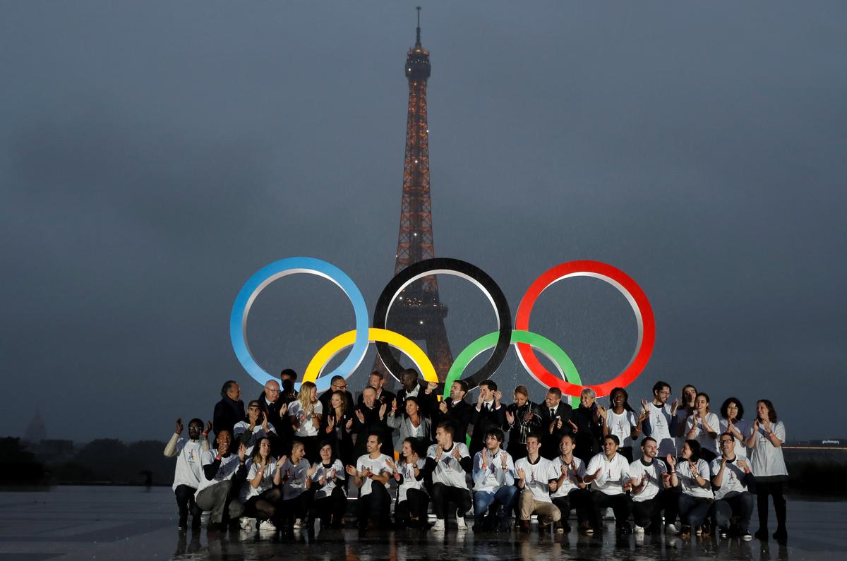 Parisians, athletes and officials pose in front of Olympic rings to celebrate the IOC official announcement that Paris won the 2024 Olynpic bid during a ceremony at the Trocadero square in Paris, France, on Sept. 13, 2017.(REUTERS/Gonzalo Fuentes)