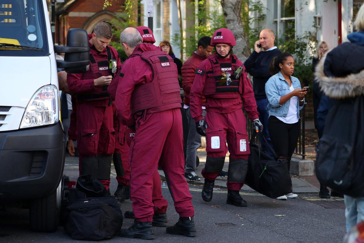 Members of a bomb disposal squad stand in the street near Parsons Green tube station in London, Britain on Sept. 15, 2017. (REUTERS/Hannah McKay)