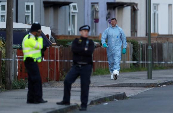 A forensics investigator walks away from a property being searched after a man was arrested in connection with an explosion on a London Underground train, in Sunbury-on-Thames, Britain, September 16, 2017. (Reuters/Peter Nicholls)