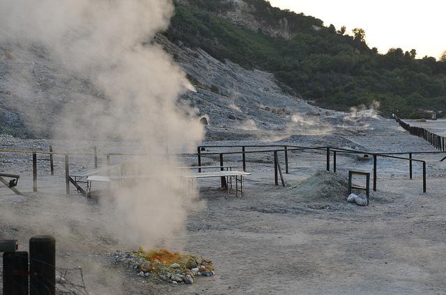 The Solfatara Crater in Pozzuoli, Italy, a part of Campi Flagrei, on Oct. 14, 2013. ("Solfatara crater" by Alexander van Loon/Flickr ll <a href="http://ept.ms/2utDIe9">CC BY-SA 2.0</a>)