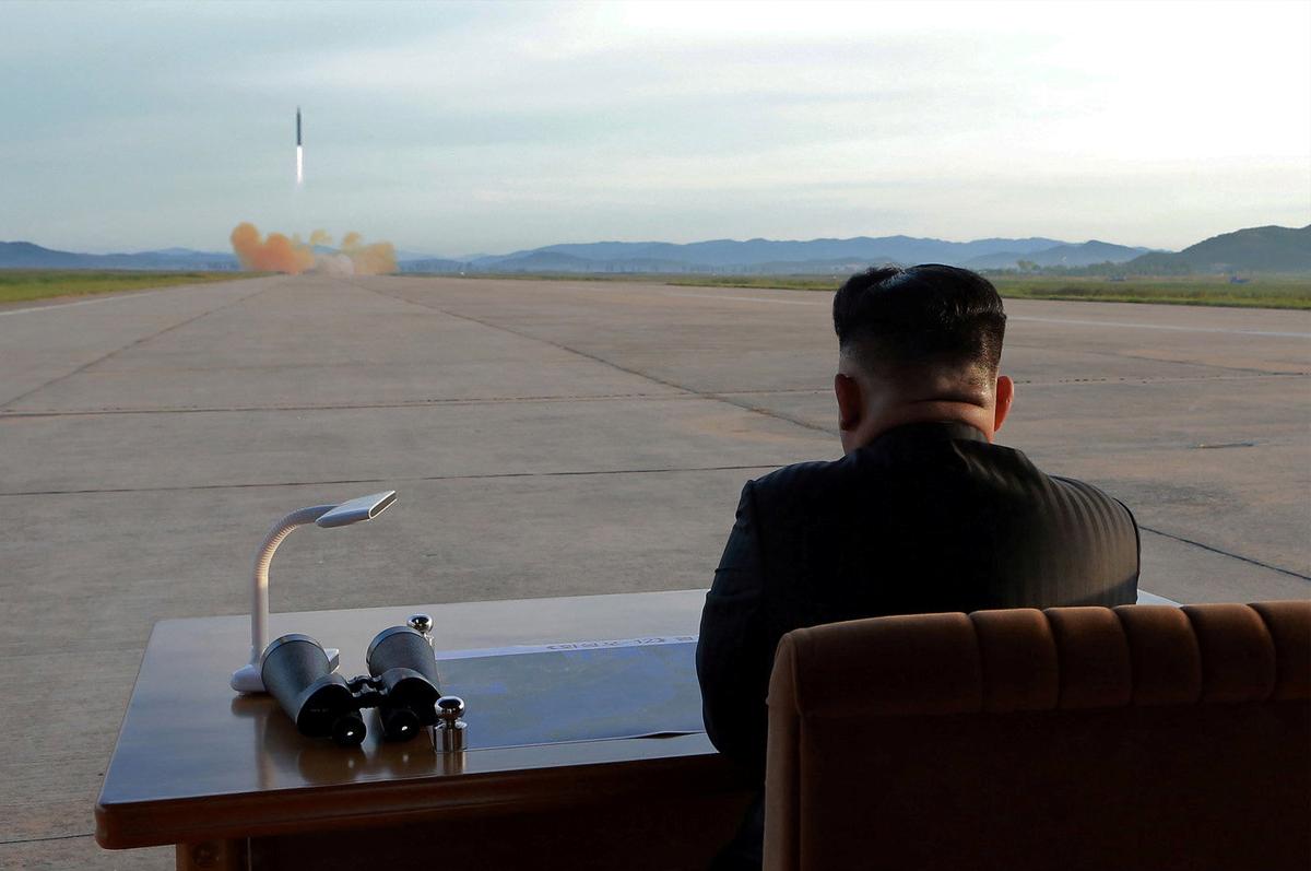  North Korean leader Kim Jong Un watches the launch of a Hwasong-12 missile in this undated photo released by North Korea's Korean Central News Agency (KCNA) on September 16, 2017. (KCNA via REUTERS)