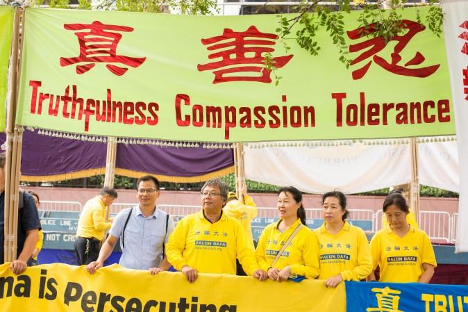 Falun Gong practitioners hold banners to raise awareness about the persecution inside China that is now in its 18th year at the Dag Hammarskjold Plaza near the United Nations headquarters in New York on Sept. 19, 2017. (Benjamin Chasteen/The Epoch Times)