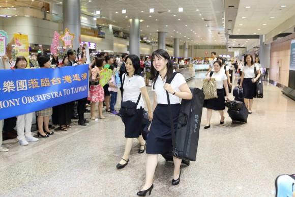 Members of the Shen Yun Symphony Orchestra arrive at the Taoyuan International Airport Sept. 19, 2017. (Lin Shih-chieh/The Epoch Times)