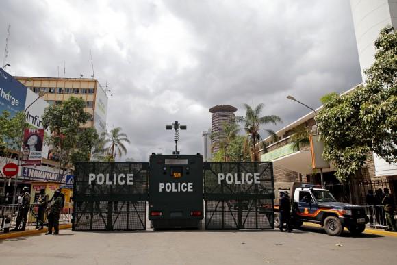 Police seal off roads near Kenya's Supreme Court in Nairobi, Kenya September 20, 2017. (Reuters/Thomas Mukoya)