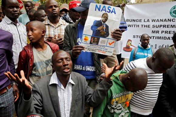 National Super Alliance (NASA) coalition supporters pray near Kenya's Supreme Court in Nairobi, Kenya September 20, 2017. (Reuters/Thomas Mukoya)