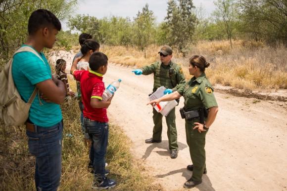 Border Patrol Agents talk to unaccompanied minors and other asylum seekers right after they cross the southwest border in the Rio Grande Valley, Texas, on May 26, 2017. (Benjamin Chasteen/The Epoch Times)