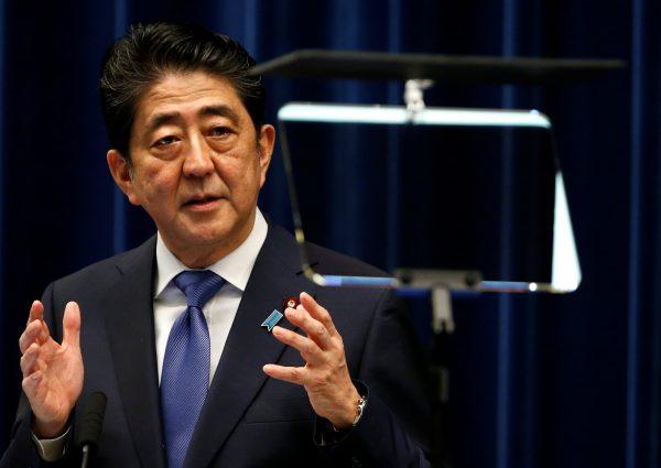 Japan's Prime Minister Shinzo Abe attends a news conference to announce snap election at his official residence in Tokyo, Japan, September 25, 2017. (REUTERS/Toru Hanai)