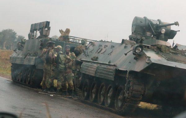 Soldiers stand beside military vehicles just outside Harare, Zimbabwe, Nov. 14,2017. (REUTERS/Philimon Bulawayo)