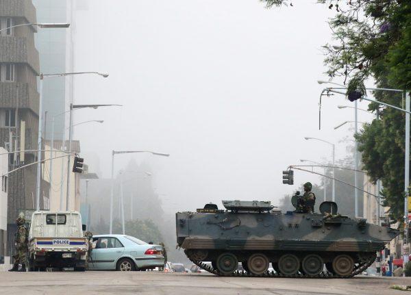 Military vehicles and soldiers patrol the streets in Harare, Zimbabwe, Nov. 15, 2017. (Reuters/Philimon Bulawayo)