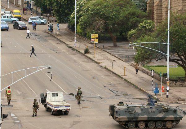 Soldiers stand on the streets in Harare, Zimbabwe, Nov. 15, 2017. (Reuters/Philimon Bulawayo)