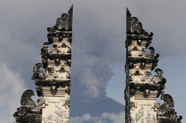 Mount Agung volcano is seen erupting from Lempuyang Temple in Karangasem, Bali, Indonesia November 27, 2017. (Reuters/Johannes P. Christo)