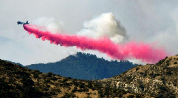 An aircraft drops fire retardant on the Thomas Fire , a wildfire in Fillmore, California, U.S., December 8, 2017. (Reuters/Gene Blevins)