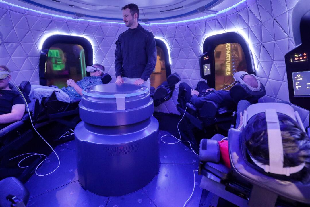 Fly Like Millionaires Blue Origin Debuts Rocket Simulator At Kennedy fly-like-millionaires-blue-origin-debuts-rocket-simulator-at-kennedy