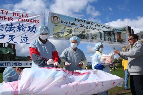 A simulation of organ harvesting from Falun Gong practitioners in China is enacted during a rally in Ottawa, Canada, on Sept. 26, 2006. (Epoch Times)