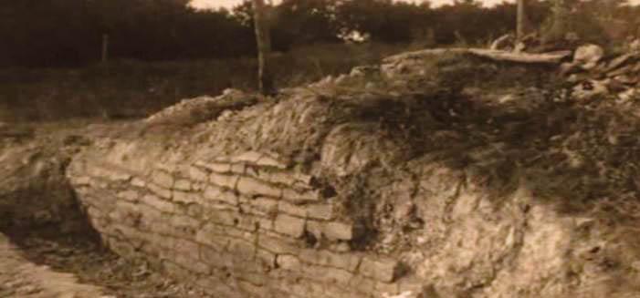 A historic photo of the “wall” found in Rockwall, Texas. (Public Domain)