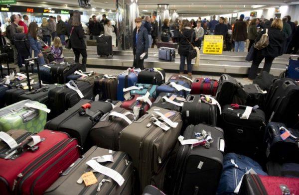 Maletas no reclamadas en primer plano mientras los viajeros recuperan su equipaje en el aeropuerto La Guardia de Nueva York. LGA fue calificado como el peor aeropuerto de EE. UU. en una encuesta reciente a lectores, incluido el manejo del equipaje. (Don Emmert/AFP/Getty Images)