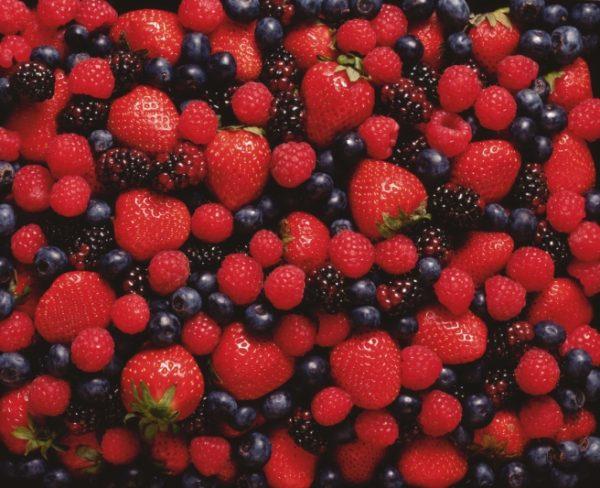 Blueberries and strawberries contain plenty of flavonoids. (Jupiterimages/Photos.com)