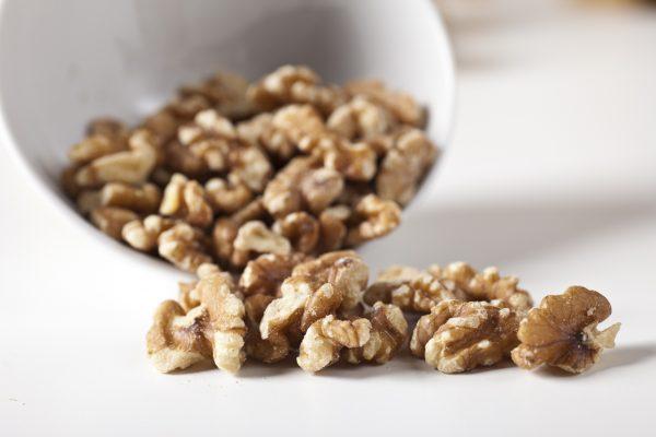 Do eat a handful of walnuts before bed. (ALLEKO/iStock)