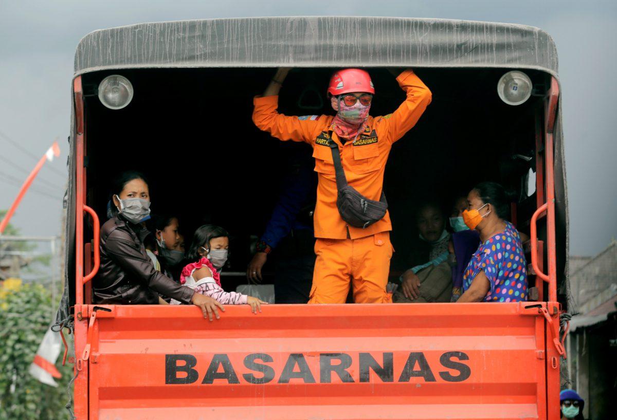 Villagers rescued by National Search and Rescue Agency are seen in a truck, due to the eruption of Mount Agung in Karangasem Bali resort island, Indonesia. (Reuters/Johannes P. Christo)