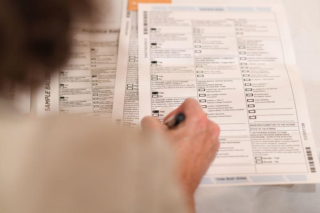 Voter completes her ballot in Orange County Calif., on Oct. 24, 2018. (Robyn Beck / AFP)