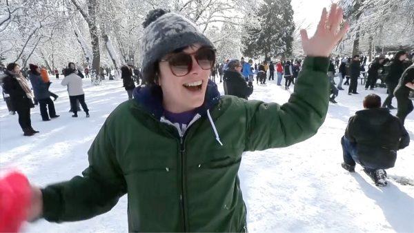 Local resident Stacy in Tacoma, initiated a snowball fight event on facebook in Wright Park, Tacoma, Feb. 10, 2019 (Image via AP)