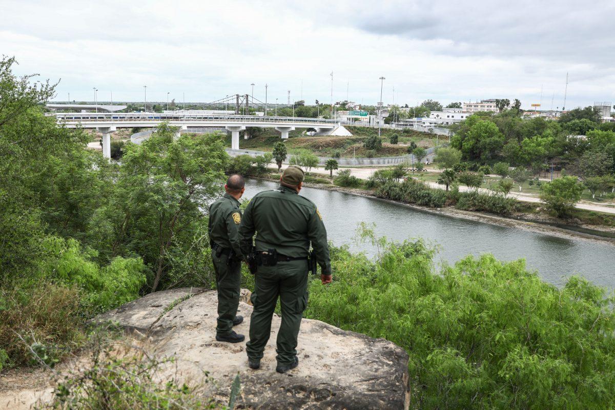 Border Patrol agents overlook the Rio Grande towards Mexico on the Roma Bluffs near Rio Grande City, Texas, on March 22, 2019. (Charlotte Cuthbertson/The Epoch Times)
