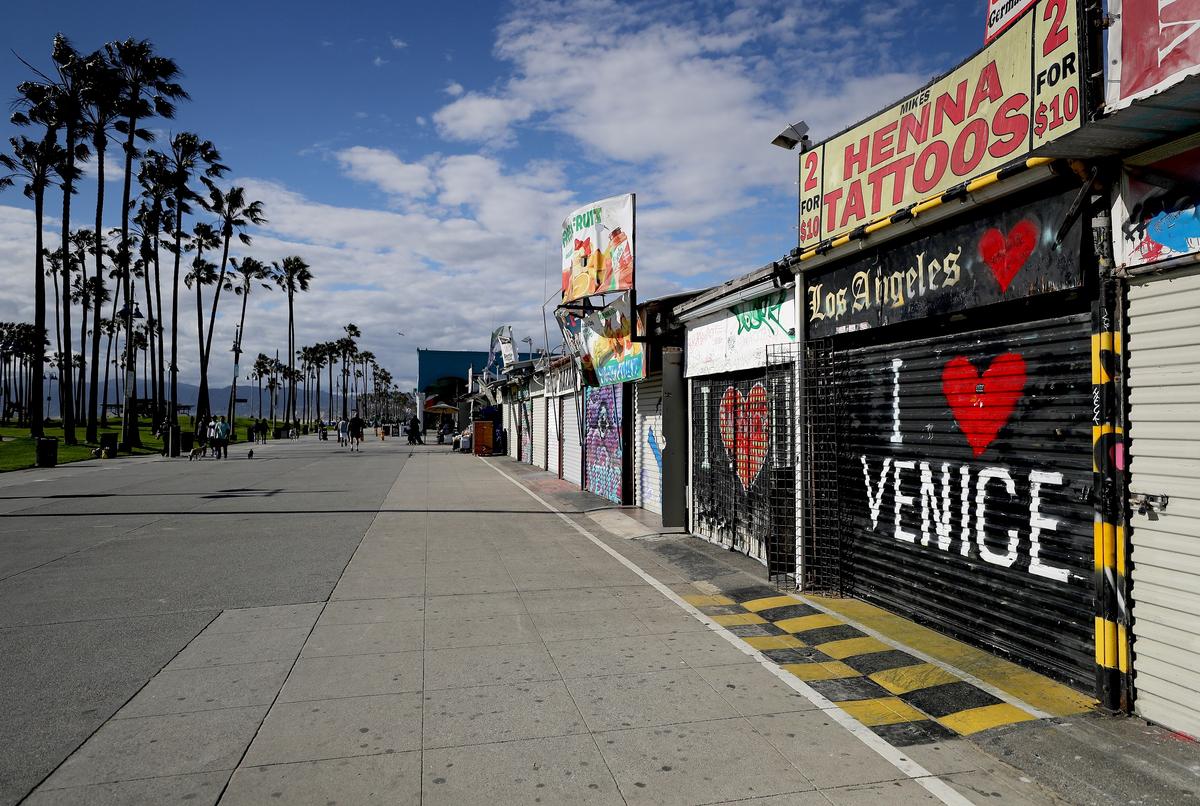 Many shops stand shuttered on the Venice Beach boardwalk on March 23, 2020. (Mario Tama/Getty Images)
