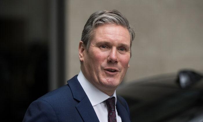 Britain's opposition Labour Party Shadow Brexit Secretary Keir Starmer leaves the BBC headquarters after appearing on The Andrew Marr Show in London, UK on Jan. 5, 2020. (Simon Dawson/Reuters)