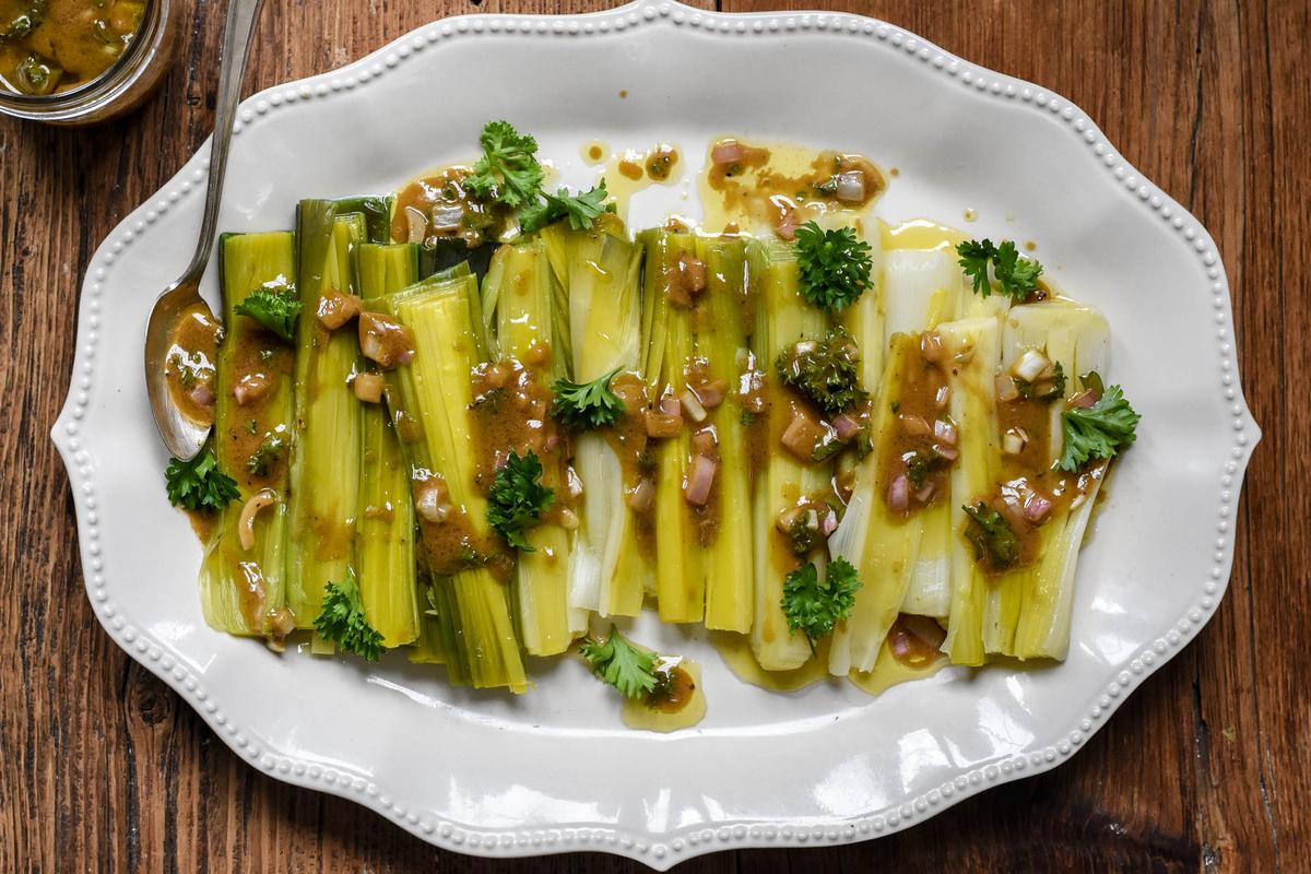 The leeks only get better as they sit and absorb the vinaigrette. (Audrey Le Goff)