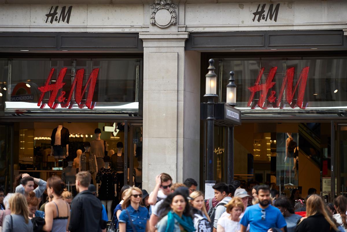 Shoppers walk past a branch of clothing retailer H&M on Oxford Street in central London, UK, on Aug. 13, 2016. ( Niklas Halle'n/AFP via Getty Images)