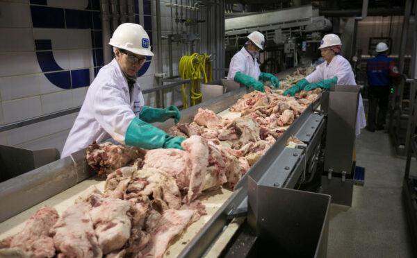 File photo of plant workers overseeing lean, finely textured beef at the Beef Products Inc (BPI) facility in South Sioux City, Nebraska, on Nov.19, 2012. (Reuters/Lane Hickenbottom)