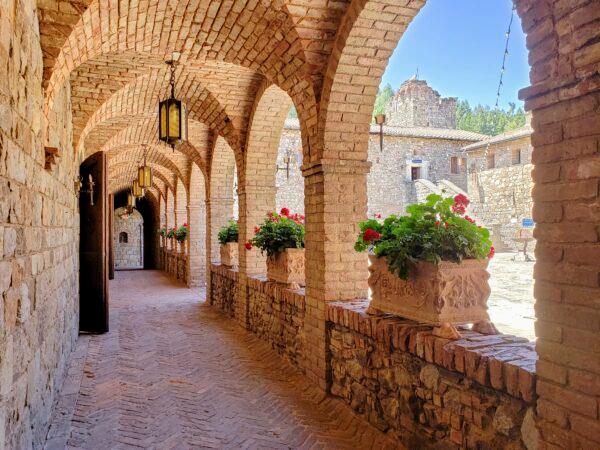 An outdoor hallway with cross vaults and ribbing is next to the courtyard at Castello di Amorosa. (Ilene Eng/The Epoch Times)