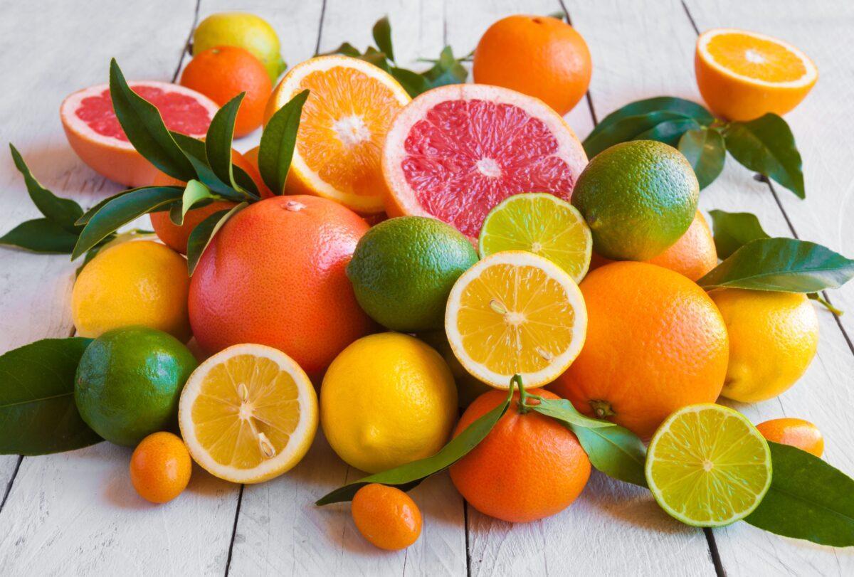 柑橘類水果是維他命C的重要來源，可增加體內一氧化氮的含量。（Maria Uspenskaya/Shutterstock）