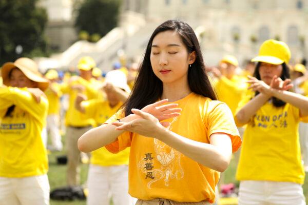 Falun Gong practitioners perform the meditative exercises of the practice in Washington in a file photo. (Samira Bouaou/The Epoch Times)