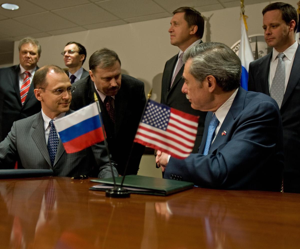 Then-Russian Federal Atomic Energy Agency Director Sergey Kiriyenko (L) and then-U.S. Secretary of Commerce Carlos M. Gutierrez (R) confer during the signing of a uranium export agreement near Washington on Feb. 1, 2008. (Paul J. Richards/AFP via Getty Images)
