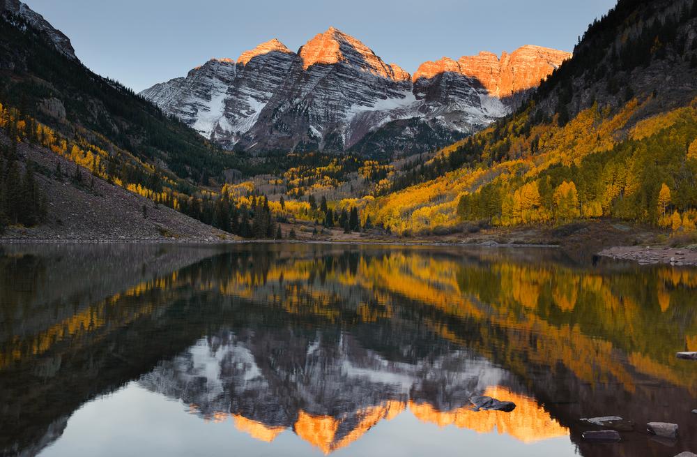The Maroon Bells and their reflection in the lake. (Wisanu Boonrawd/Shutterstock)