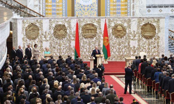 Alexander Lukashenko takes the oath of office as Belarusian President during a swearing-in ceremony in Minsk, on Sept. 23, 2020. (Andrei Stasevich/BelTA/Handout via Reuters）