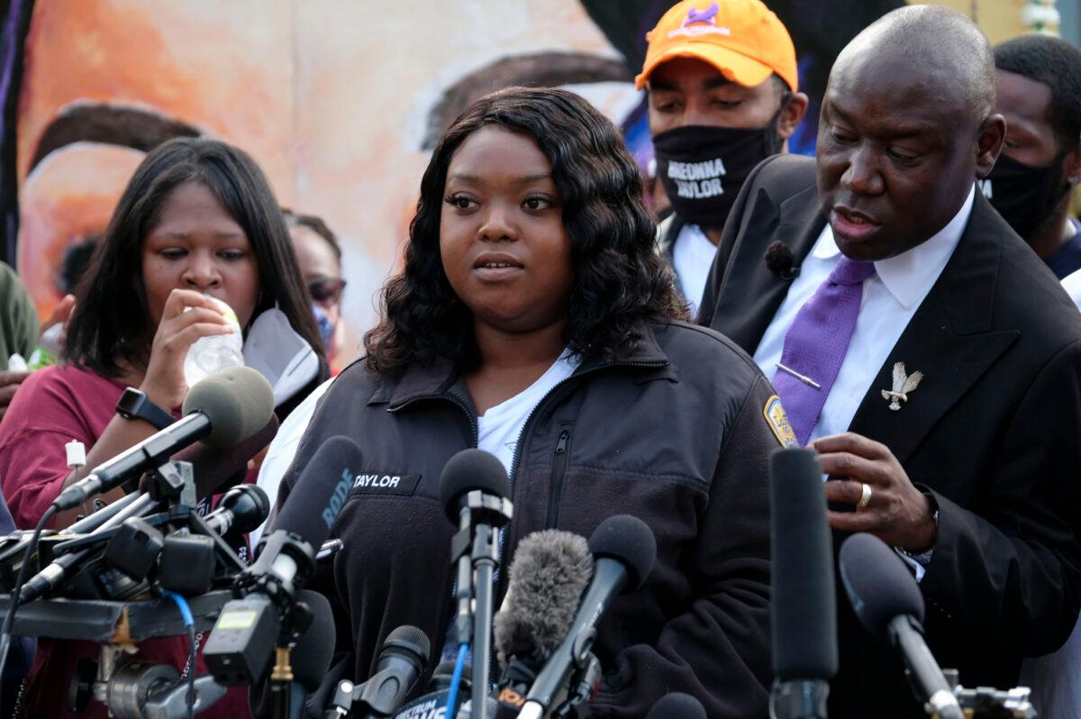 Bianca Austin, Breonna Taylors aunt, reads a statement at a press conference in Louisville, Ky., Sept. 25, 2020. (Jeff Dean/AFP via Getty Images)