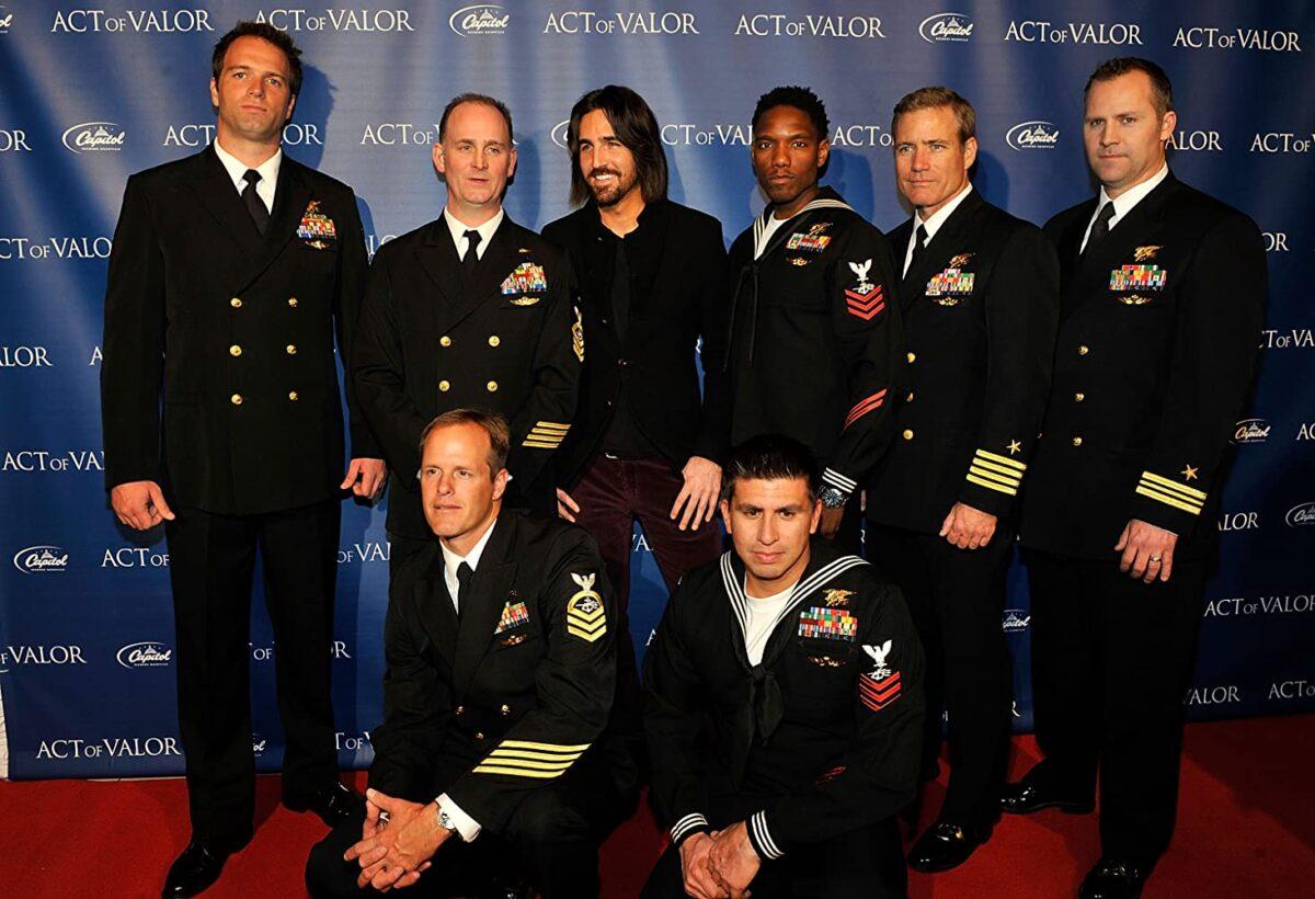 (L–R, standing) Chief Dave, retired U.S. Navy SEAL Derrick Van Orden, Weimy, Ajay, Captain Duncan Smith, Rorke Denver. (L–R, kneeling) Mikey, Ray. Bona fide Navy special operations warriors, all, pose for pictures at an event for “Act of Valor.” (2012 Getty Images)